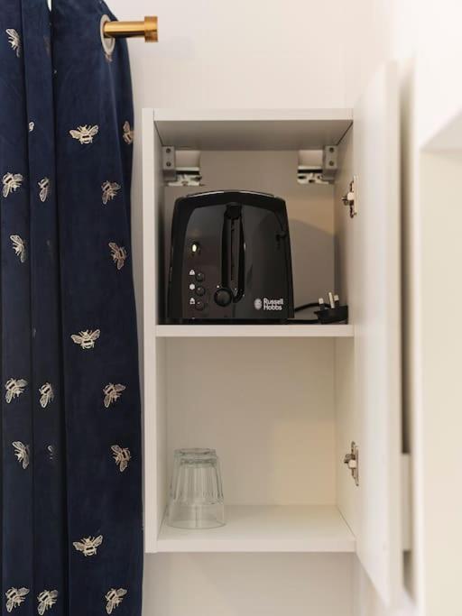 Rofennie Suite -Luxury Ensuite Room! 梅德斯通 外观 照片