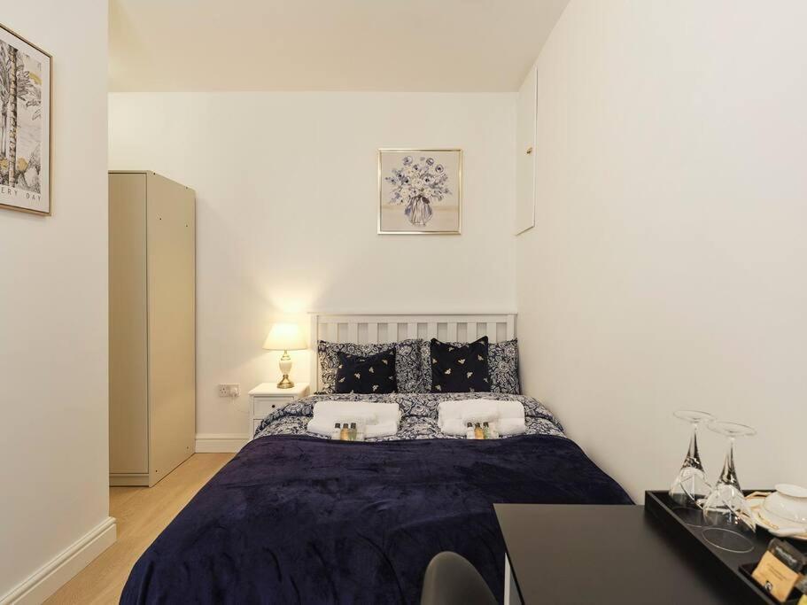 Rofennie Suite -Luxury Ensuite Room! 梅德斯通 外观 照片